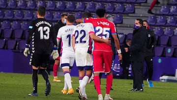 VALLADOLID, 19/01/2021.- Jugadores de Valladolid y Elche se saludan al final de su encuentro perteneciente a la decimonovena jornada de LaLiga Santander, este martes en el estadio José Zorrilla, en Valladolid. EFE/R. García