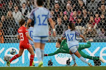 Tras un centro que cay¨® al ¨¢rea Alba remat¨® un gran cabezazo que supuso el segundo gol para Espa?a. Ha sido su tercer gol en esta Copa del Mundo.