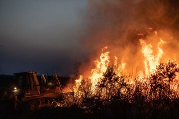 Los incendios se extienden por toda la península ibérica espoleados por la ola de calor. En Losacio (Zamora) ha perdido la vida un brigadista de los medios de extinción de la Junta de Castilla y León. Es el segundo incendio en menos de un mes en en la ciudad castellano leonesa.