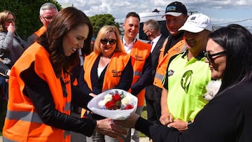 Auckland (New Zealand), 01/10/2020.- New Zealand Prime Minister Jacinda Ardern (L) is handed a bouquet of flowers as visits a building site to announce Labour's housing policy during campaigning in Auckland, New Zealand, 02 October 2020. The 2020 New Zealand general election will be held on 17 October. (Nueva Zelanda) EFE/EPA/BEN MCKAY IMAGE TAKEN BY JOURNALIST AUSTRALIA AND NEW ZEALAND OUT
