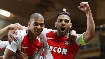 NOG12.- MÓNACO (MÓNACO), 17/06/2017.- El jugador del Mónaco, el colombiano Radamel Falcao García (d) celebra un gol con su compañero Kylian Mbappe Lottin (i) ante el Saint Etienne hoy, miércoles 17 de mayo de 2017, durante el juego de la Liga 1 francesa que se disputa en el estadio Luis II de Mónaco. EFE/SEBASTIEN NOGIER
