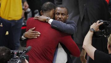 Dwane Casey, entrenador de los Toronto Raptors, se abraza a LeBron James tras el cuarto partido de la semifinal de Conferencia.