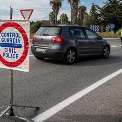 Detenido un hombre que conducía con un permiso de la "República Errante Menda Lerenda"