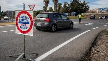 GRAFAND3624. JEREZ DE LA FRONTERA (C&Aacute;DIZ), 30/10/2020.-Agentes de la Guardia Civil de Tr&aacute;fico realizan hoy viernes controles de movilidad a conductores a la entrada de la localidad gaditana de Jerez de la Frontera tras el cierre de las front