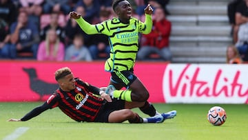 Soccer Football - Premier League - AFC Bournemouth v Arsenal - Vitality Stadium, Bournemouth, Britain - September 30, 2023 AFC Bournemouth's Max Aarons concedes a penalty against Arsenal's Eddie Nketiah REUTERS/Ian Walton NO USE WITH UNAUTHORIZED AUDIO, VIDEO, DATA, FIXTURE LISTS, CLUB/LEAGUE LOGOS OR 'LIVE' SERVICES. ONLINE IN-MATCH USE LIMITED TO 45 IMAGES, NO VIDEO EMULATION. NO USE IN BETTING, GAMES OR SINGLE CLUB/LEAGUE/PLAYER PUBLICATIONS.