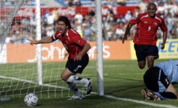 Doblete de Marcelo Salas, quien anotó sus últimos dos goles por La Roja. El partido es recordado por la arenga de Bonini, en la que le grita a Humberto Suazo: "¡Vamos, Chupete y la...!", y también por los rumores que vinvularon al árbitro Sergio Pezzotta con un arreglo.