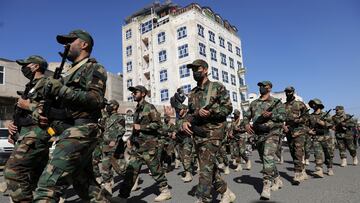 Houthi fighters take part in a parade for people who attended Houthi military training as part of a mobilization campaign, in Sanaa, Yemen December 18, 2024. REUTERS/Khaled Abdullah