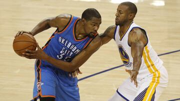 Andre Iguodala defiende a Kevin Durant.
