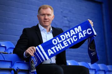 En febrero de 2019 Scholes debut como entrenador del Oldham Athletic, equipo de la Cuarta Divisin inglesa. Sin embargo, al mes de ser anunciado como tcnico, renunci a su puesto. Actualmente es copropietario del Salford, el equipo de la ciudad en la que naci y del que comparte acciones con sus compa?eros de generacin Phil y Gary Neville, Ryan Giggs y Nicky Butt, adems del empresario Peter Lim, due?o del Valencia.