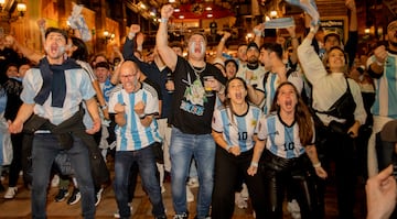 Después de un partido lleno de tensión, los seguidores argentinos explotan de alegría tras ver a su selección Campeona del Mundo.