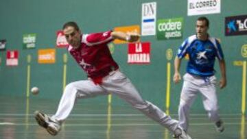 Aimar Olaizola en la final del a&ntilde;o pasdado frente a Oinatz Bengoetxea. Ambos est&aacute;n en semifinales.