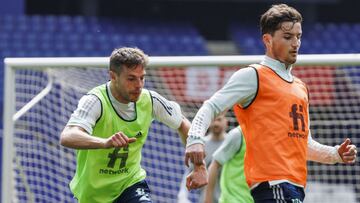 Azpilicueta, en un entrenamiento de la Selecci&oacute;n con Guillam&oacute;n.