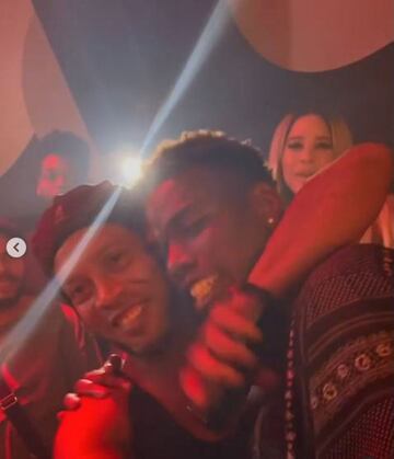 Captura de vídeo de Ronaldinho y Pogba, en un momento de la noche. 