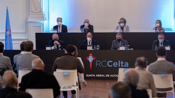 El presidente Carlos Mouri&ntilde;o, acompa&ntilde;ado por los miembros de su consejo de administraci&oacute;n, durante la junta general de accionistas del Celta. 