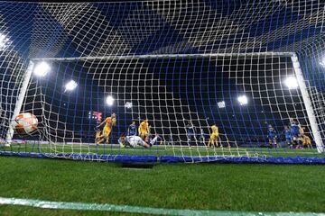 1-3. Gerard Piqué marca el tercer gol.