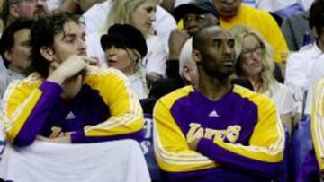 <b>DESOLACIÓN. </b>Pau Gasol, Kobe Bryant y Ron Artest, impotentes en el banquillo de los Lakers.