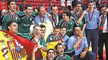 SOLTANDO TENSIÓN. Los jugadores celebran el título después de un complicado partido ante el Benfi ca.