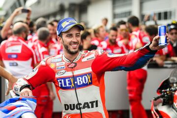 Andrea Dovizioso posando a los fotógrafos tras proclamarse campeón del Gran Premio de Austria. 