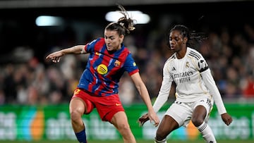 Soccer Football - Spanish Women's Super Cup - Real Madrid v FC Barcelona - Nou Estadi Castalia, Castellon de la Plana, Spain - January 24, 2026 Barcelona's Patricia Guijarro in action with Real Madrid's Naomie Feller REUTERS/Pablo Morano