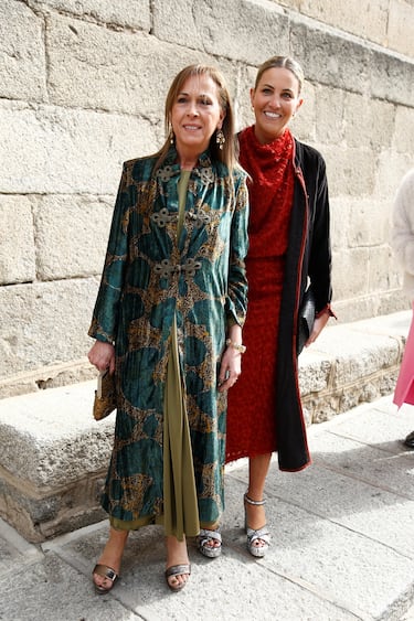 Los invitados llegan al enlace en la iglesia parroquial de Santiago Apóstol en Cebreros, Ávila. 