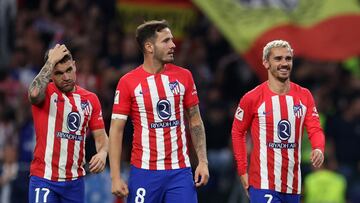 Soccer Football - LaLiga - Atletico Madrid v Real Madrid - Metropolitano, Madrid, Spain - September 24, 2023 Atletico Madrid's Javi Galan, Saul and Antoine Griezmann celebrate after the match REUTERS/Isabel Infantes