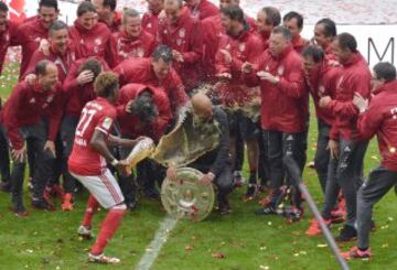 Bayern Munich won the German league for a record 4th time in a row. / AFP PHOTO / GUENTER SCHIFFMANN / RESTRICTIONS: DURING MATCH TIME: DFL RULES TO LIMIT THE ONLINE USAGE TO 15 PICTURES PER MATCH AND FORBID IMAGE SEQUENCES TO SIMULATE VIDEO. == RESTRICTED TO EDITORIAL USE == FOR FURTHER QUERIES PLEASE CONTACT DFL DIRECTLY AT + 49 69 650050