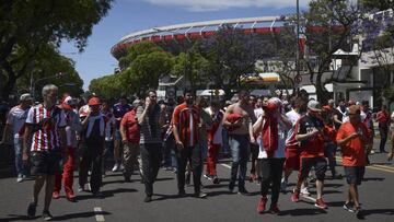 Aficionados de River sale del estadio luego de ser suspendido el partido. 