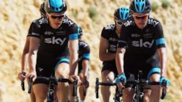 Froome (derecha) en un entrenamiento en Om&aacute;n con el Sky.