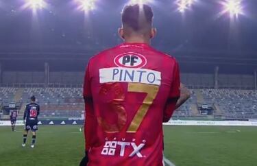La particular camiseta de un jugador de Ñublense ante la U