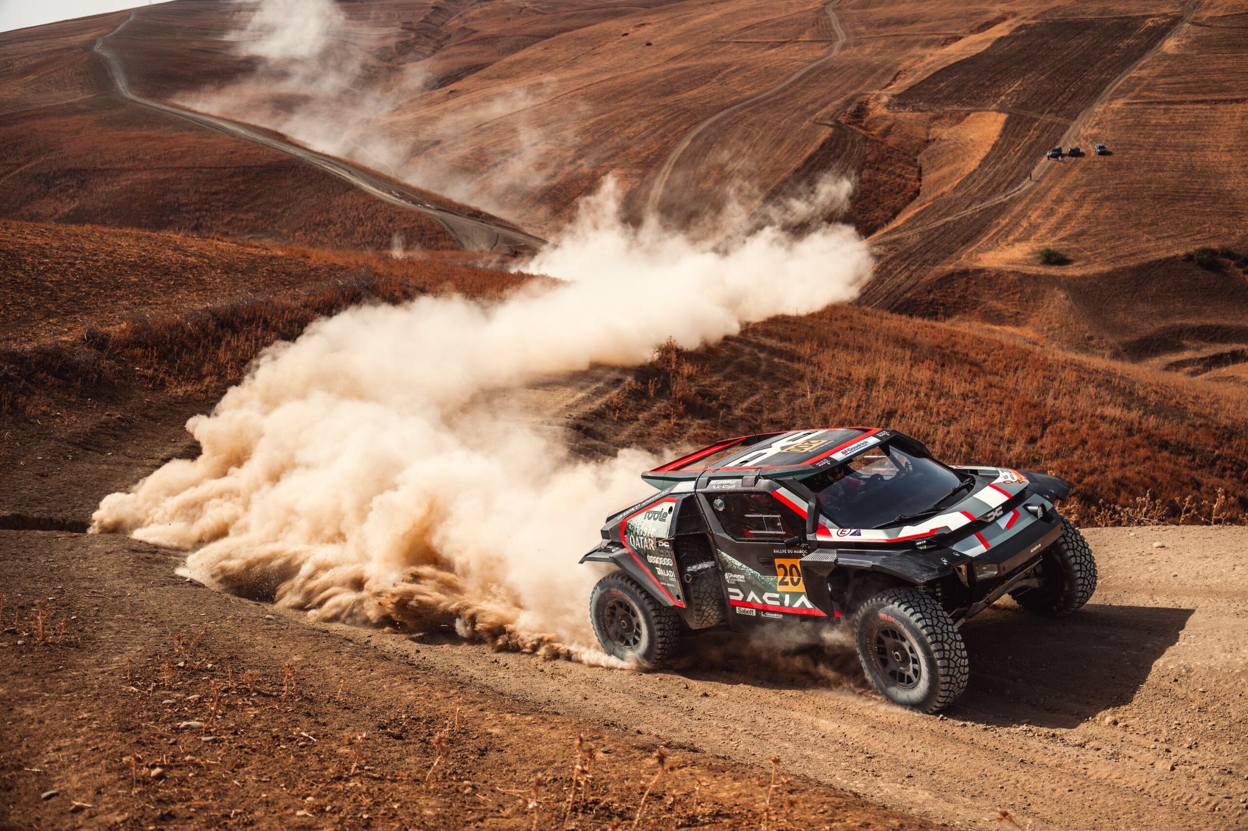 Nasser Al Attiyah con el Dacia del Dakar que compite en el Rally de Marruecos.
