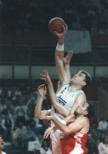 Exjugador de baloncesto lituano. Con una altura de 2,21 m, está considerado uno de los mejores pívot del mundo desde la década de los ochenta del siglo XX hasta el inicio del siglo XXI. LLegó a la liga ACB en 1989, con una grave lesión de la que se recuperó y volvió a jugar al más alto nivel, alcanzando la cifra de 2.904 rebotes 