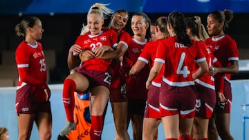 Schertenleib celebra el gol de Lehmann a Bélgica.