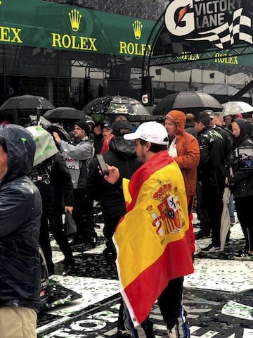 El piloto español logra su primera victoria en Estados Unidos con la marca Cadillac tras tres turnos excepcionales en una carrera que se vio interrumpida por la lluvia.