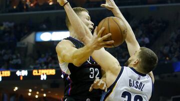 Marc Gasol trata de contener a Blake Griffin.