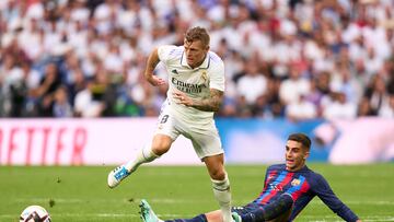 MADRID, SPAIN - OCTOBER 16: Toni Kroos of Real Madrid CF battles for the ball with Ferran Torres of FC Barcelona during the LaLiga Santander match between Real Madrid CF and FC Barcelona at Estadio Santiago Bernabeu on October 16, 2022 in Madrid, Spain. (Photo by Diego Souto/Quality Sport Images/Getty Images)