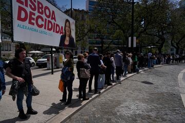 Un grupo de personas en Lisboa que tuvieron que abandonar la estaci¨®n de metro debido a cortes de electricidad se encuentran en la calle durante un apag¨®n generalizado que afect¨® a Espa?a y Portugal.