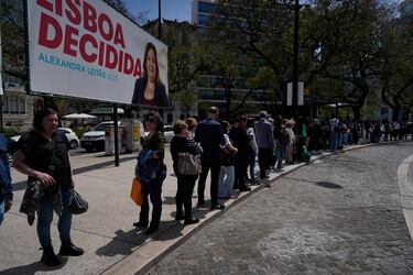 Un grupo de personas en Lisboa que tuvieron que abandonar la estación de metro debido a cortes de electricidad se encuentran en la calle durante un apagón generalizado que afectó a España y Portugal. 