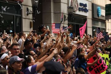 La selección femenil de Estados Unidos se coronó el domingo al vencer en la final del Mundial a Holanda. Hoy desfilaron en las calles de Broadway, New York.