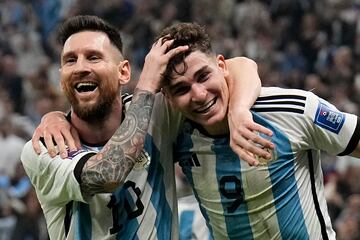 Lionel Messi (izquierda) y Julián Álvarez celebran luego que Álvarez anotó un gol para Argentina en la victoria 3-0 ante Croacia