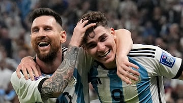 Lionel Messi (izquierda) y Julián Álvarez celebran luego que Álvarez anotó un gol para Argentina en la victoria 3-0 ante Croacia en la semifinal de la Copa Mundial, el martes 13 de diciembre de 2022, en Lusail, Qatar. (AP Foto/Martin Meissner)