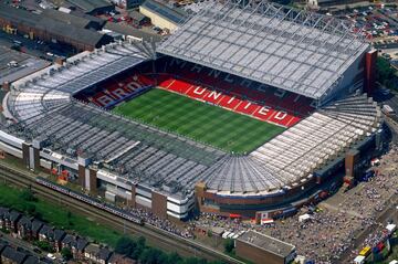 Old Trafford, apodado el Teatro de los sueños por Bobby Charlton, ha sido el estadio de fútbol del Manchester United FC perteneciente a la Premier League desde 1910 a excepción de los años 40 como resultado del daño causado por una bomba en la Segunda Guerra Mundial , el club compartió Maine Road con su rival local el Manchester City.
Old Trafford sufrió varias ampliaciones en los años 1990 y 2000, incluyendo la adición de capas adicionales que sirvieron para devolver el suelo casi a su capacidad original de 80.000. La expansión futura es probable que incluya la adición de un segundo nivel de la Grada Sur, lo que elevaría la capacidad a más de 90.000. El Récord de asistencia del estadio se registró en 1939, cuando 76.962 espectadores vieron la semi-final de la FA Cup entre el Wolverhampton Wanderers y Grimsby Town.