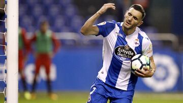 El delantero del Deportivo de la Coruña, Lucas Pérez, celebra el primer gol del equipo gallego durante el encuentro correspondiente a la jornada nueve de primera división, que disputan esta noche frente al Girona en el estadio de Riazor.