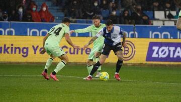 Muniain con Balenziaga ante Joselu Mato.