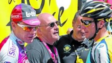 <b>AMIGOS. </b>Evans y su escolta, ex de Armstrong, saludan al texano.