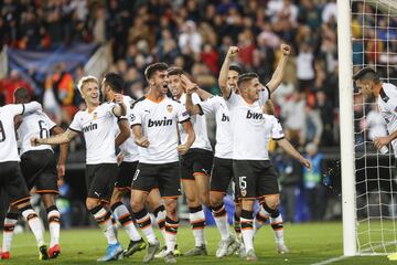 3-1. Los jugadores del Valencia celebraron el tercer gol de Geoffrey Kondogbia.