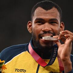 Anthony Zambrano recibe su medalla en el Olímpico de Tokio