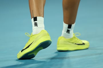 Detalle de las zapatillas del tenista espa?ol, Carlos Alcaraz, durante el duelo de cuartos de final del Open de Australia 2025.