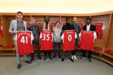 Los jugadores de los Denver Nuggets Juan Hernangómez, Kenneth Faried, Emmanual Mudiay y Malik Beasley posan en el vestuario del Arsenal con los jugadores Rob Holding, Héctor Bellerín y Per Mertesacker.