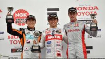Stoffel Vandoorne junto a Naoki Yamamoto y Yuji Kunimoto en el podio de Suzuka.