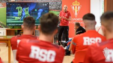 02-08-2022. Charla del árbitro Pablo González Fuertes a los jugadores del Sporting en Mareo de cara a la nueva temporada.